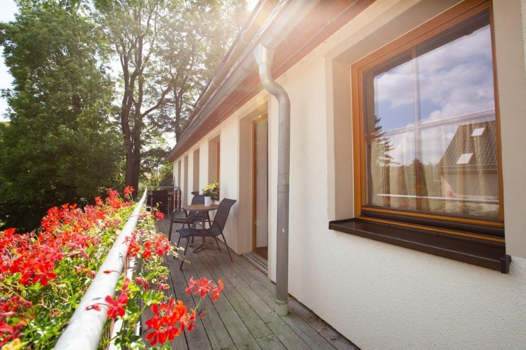 Balkon mit roten Geranien am Gästehaus