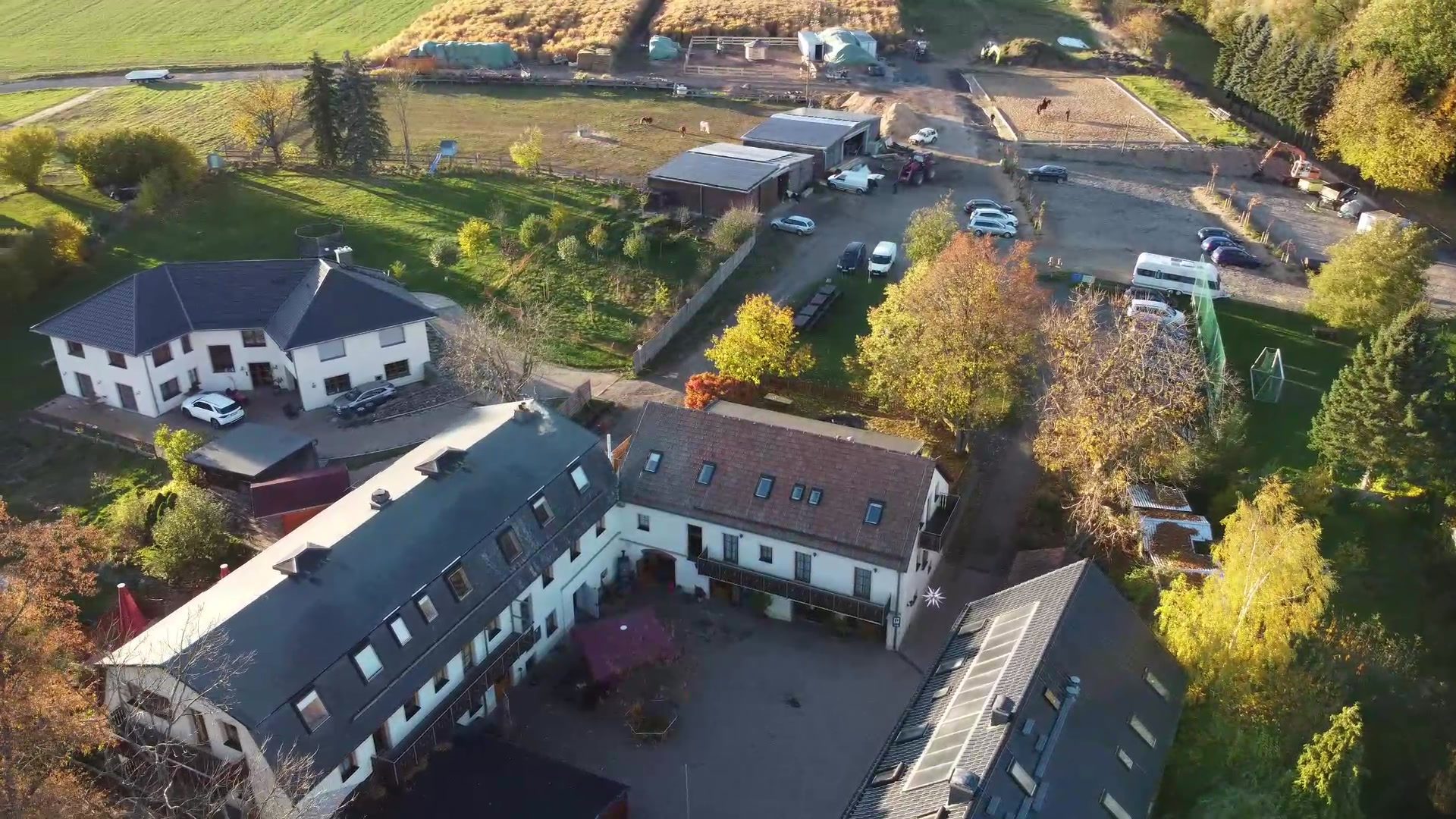 Luftaufnahme des Landgasthof Fischer mit Hof, Gebäuden und Feldern