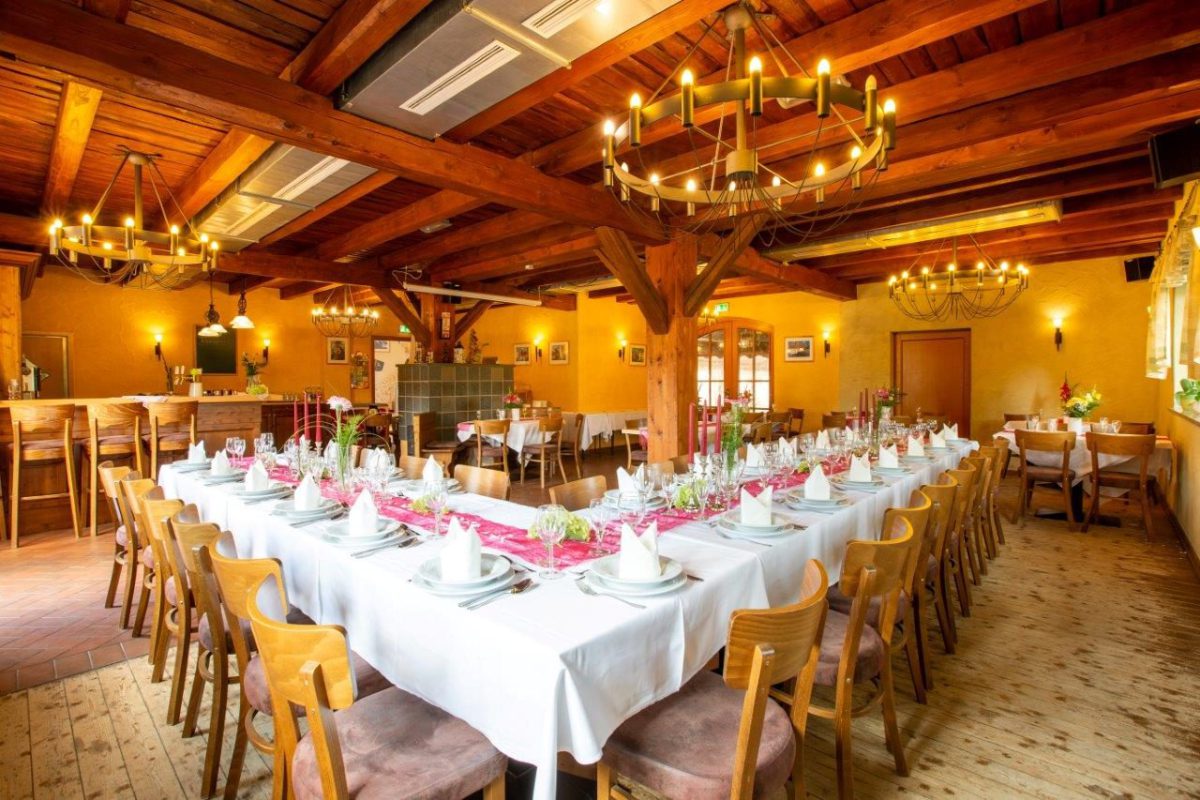 Partyhütte mit langen Tafeln und grünen Servietten